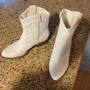 Coconuts by Matisse “Pistol” ladies ankle western boots